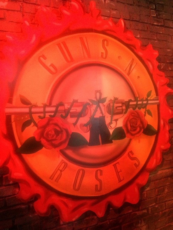 El logo clásico de la banda en el interior del antigüo Tower Records